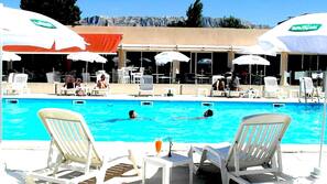 Piscine extérieure (ouverte en saison)