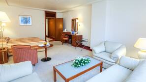Minibar, coffre-forts dans les chambres, bureau, rideaux occultants