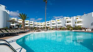 2 piscinas al aire libre, sombrillas, tumbonas