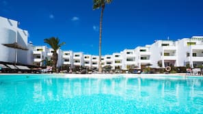2 piscinas al aire libre, sombrillas, tumbonas