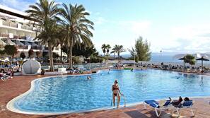 3 piscines extérieures, parasols de plage, chaises longues