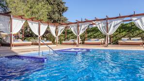 2 indoor pools, 7 outdoor pools, pool umbrellas, pool loungers