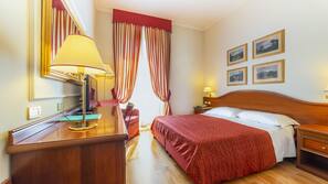 Minibar, coffre-forts dans les chambres, bureau