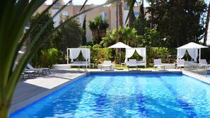 Piscina all'aperto, lettini