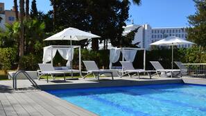 Piscina all'aperto, lettini