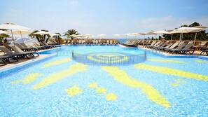 Indoor pool, 2 outdoor pools, pool loungers