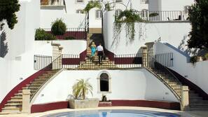 Una piscina al aire libre, sombrillas