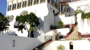 Una piscina al aire libre, sombrillas