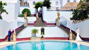 Una piscina al aire libre, sombrillas