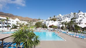 Una piscina al aire libre de temporada (de 10:00 a 19:00), sombrillas