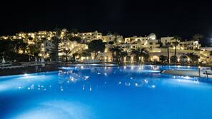 Una piscina al aire libre de temporada (de 10:00 a 19:00), sombrillas