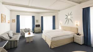 In-room safe, desk, free WiFi