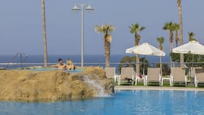 2 buitenzwembaden, parasols voor strand/zwembad