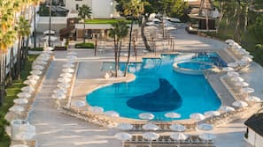 Inomhuspool och utomhuspool