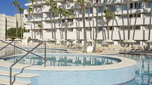 Inomhuspool och utomhuspool