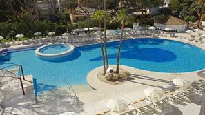 Inomhuspool och utomhuspool