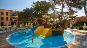 Udendørs pool, parasoller, liggestole