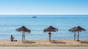 Playa privada, arena blanca, cabañas de playa y tumbonas