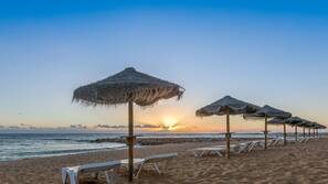 Playa privada, arena blanca, cabañas de playa y tumbonas