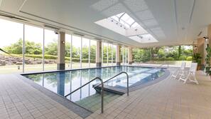 Una piscina cubierta