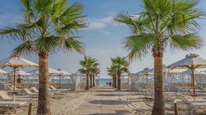 Una spiaggia nelle vicinanze, vela