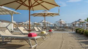 Una spiaggia nelle vicinanze, vela