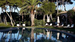 Piscine extérieure, parasols de plage, chaises longues