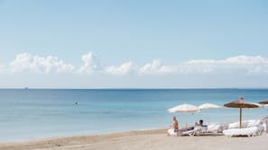 Ubicación a pie de playa, tumbonas, sombrillas y bar en la playa