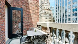 room hotel renaissance york queen bed terrace