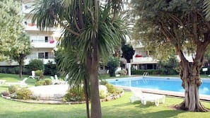 2 piscines extérieures, parasols de plage, chaises longues