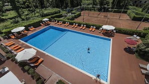 Piscina stagionale all'aperto, ombrelloni da piscina, lettini