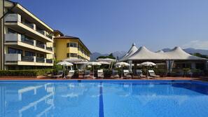 Piscina stagionale all'aperto, ombrelloni da piscina, lettini