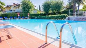 Piscina stagionale all'aperto, ombrelloni da piscina, lettini