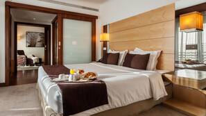 Minibar, coffre-forts dans les chambres, bureau, rideaux occultants