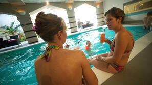 Una piscina cubierta