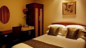 Minibar, in-room safe, iron/ironing board