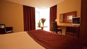 Hypo-allergenic bedding, desk, blackout drapes, free WiFi
