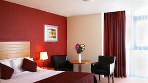 Hypo-allergenic bedding, desk, blackout drapes, free WiFi