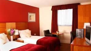 Hypo-allergenic bedding, desk, blackout drapes, free WiFi