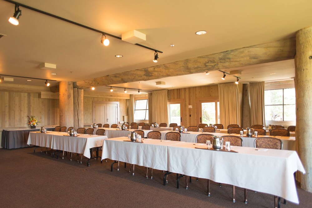 the dining room at sun mountain lodge