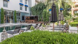 Una piscina al aire libre