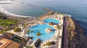 Ubicación a pie de playa, arena negra y bar en la playa