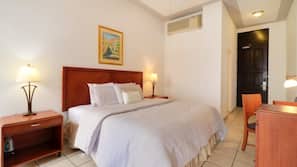 Cofres nos quartos, escrivaninha, cortinas blackout