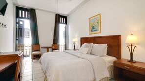 Cofres nos quartos, escrivaninha, cortinas blackout