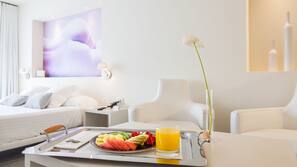 Minibar, una cassaforte in camera, una scrivania, ferro/asse da stiro