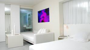 Minibar, una cassaforte in camera, una scrivania, ferro/asse da stiro
