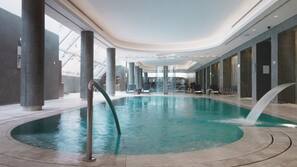 Piscina coperta, lettini