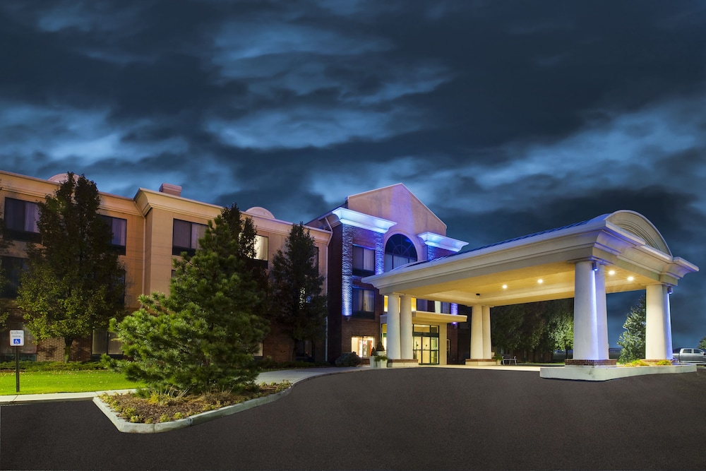 Holiday Inn Express Suites Montpelier In Defiance Hotel - 