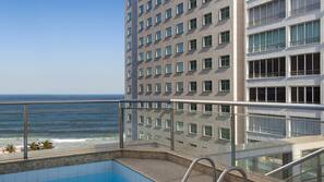 Una piscina al aire libre, sombrillas