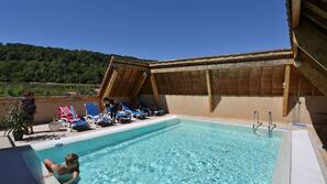 Piscine extérieure (ouverte en saison), chaises longues